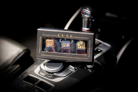 e-commerce image showing in car essence aroma bottles